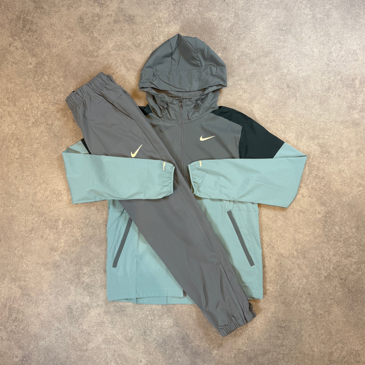 NIKE WINDBREAKER TRACKSUIT