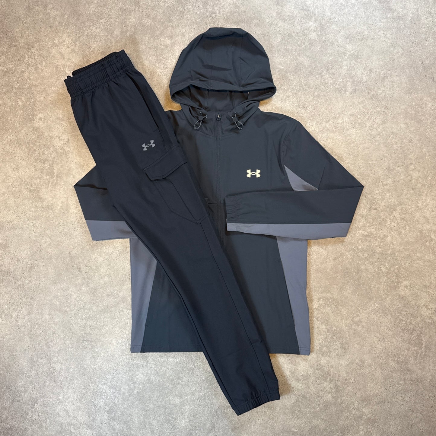 UNDER ARMOUR CARGO TRACKSUIT (BLACK/GREY)